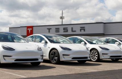 Tesla KFZ-Versicherung unter Beschuss: Kunden klagen über lange (Foto: AdobeStock 447326299_jetcityimage)