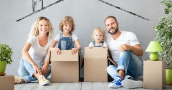 Einfamilienhaus-Umzug abgeschlossen: Neue Lebensphase beginnt (Foto: AdobeStock -251023040 Sunny studio)