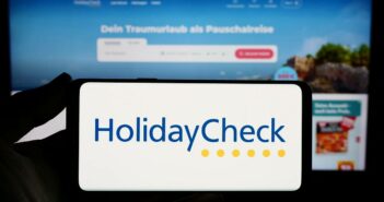 HolidayCheck bietet eine breite Auswahl an Pauschalreisen und Hotelbuchungen, ideal für Last-Minute-Urlauber. (Foto: AdobeStock - 675198243 Timon)