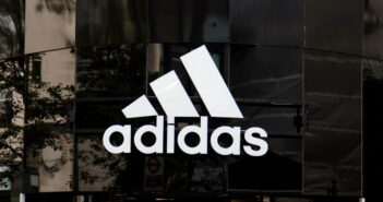 Die Entwicklung von adidas begann in den späten 1940er Jahren und hat sich seither rasant beschleunigt. (Foto: AdobeStock 283043772 ink drop)