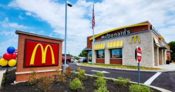 Die Expansion von McDonald’s von den USA bis nach Deutschland und die ganze Welt zeigt die Stärke seines Geschäftsmodells. (Foto: AdobeStock-866808606 Refrina)