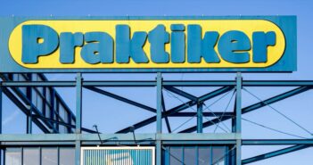 Praktiker-Logo am Eingangsbereich eines typischen Baumarkts. Eine Marke, die für günstige Baumaterialien stand. (Foto: AdobeStock 293220889 Björn Wylezich)