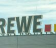 Die Rewe Group in Köln – Ein Blick auf die Zentrale und Märkte (Foto: AdobeStock 592782226-Annabell Gsödl)