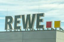 Die Rewe Group in Köln – Ein Blick auf die Zentrale und Märkte (Foto: AdobeStock 592782226-Annabell Gsödl)