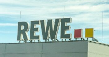 Die Rewe Group in Köln – Ein Blick auf die Zentrale und Märkte (Foto: AdobeStock 592782226-Annabell Gsödl)