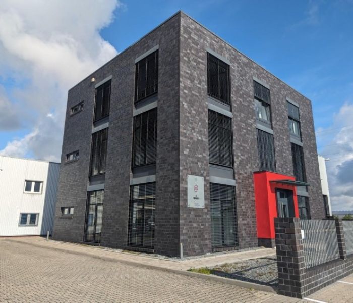 Das neue moderne Bürogebäude mit angehängter Lagerhalle bietet (Foto: Golden Compound GmbH)